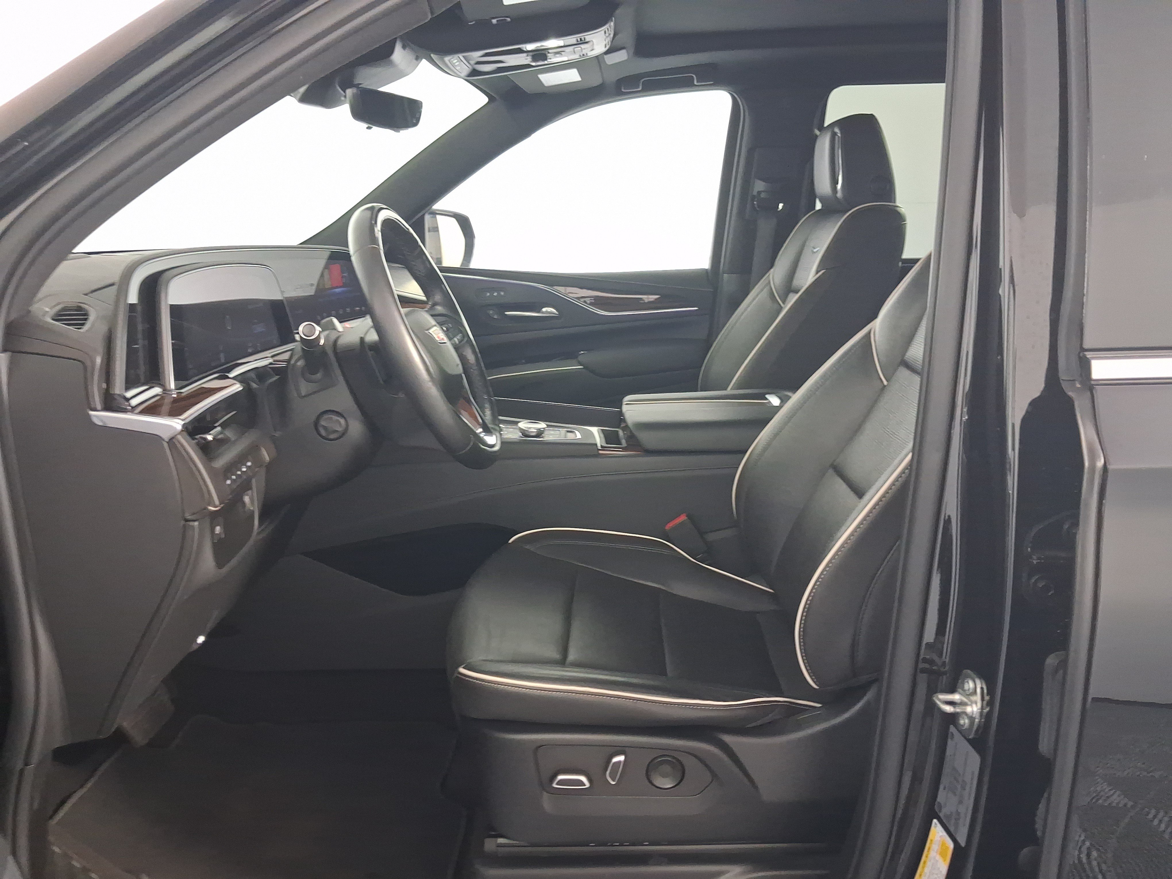 Used 2022 Cadillac Escalade Premium Luxury AWD/4WD image 16