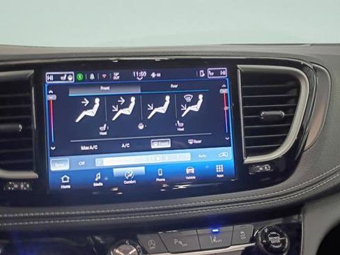 Used 2025 Chrysler Pacifica Select image 16