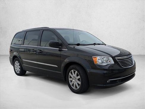 Used 2014 Chrysler Town & Country Touring image 3