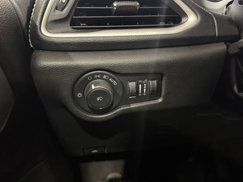 Used 2023 Chrysler Pacifica Touring image 23