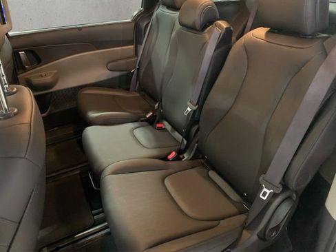 Used 2025 Kia Carnival EX image 19