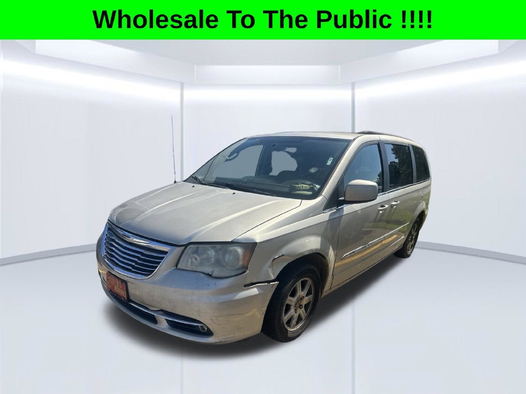 Used 2013 Chrysler Town & Country Touring FWD image 3