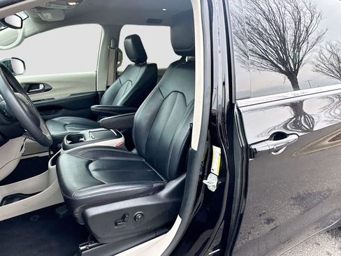 Used 2024 Chrysler Pacifica Touring-L image 19