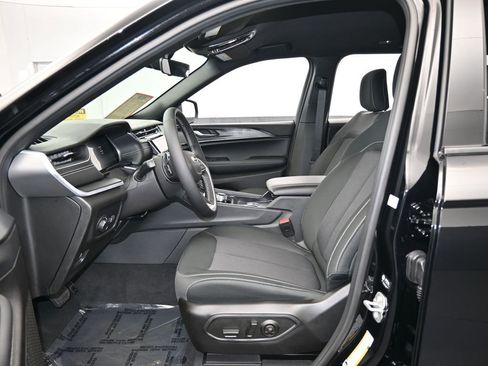 Used 2025 Jeep Grand Cherokee Laredo image 11