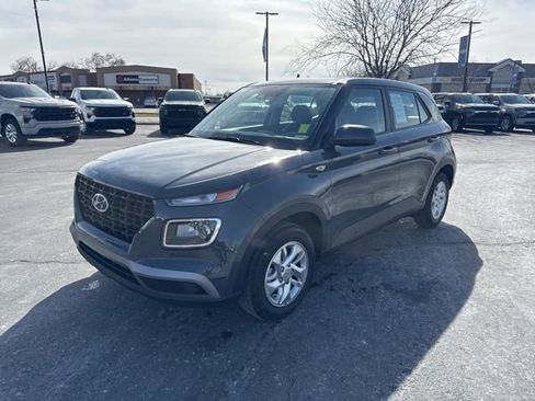 Used 2025 Hyundai Venue SE image 3