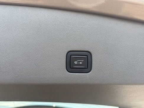 Used 2023 Cadillac XT6 Premium Luxury image 6