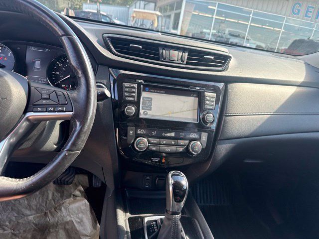 Used 2017 Nissan Rogue SV w/ SV Premium Package FWD image 24