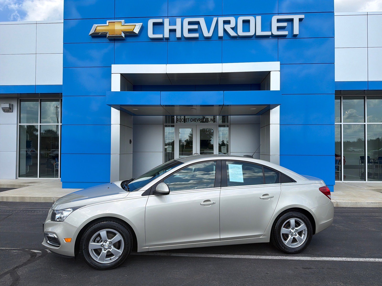 Used 2015 Chevrolet Cruze LT w/ Technology Package FWD image 2