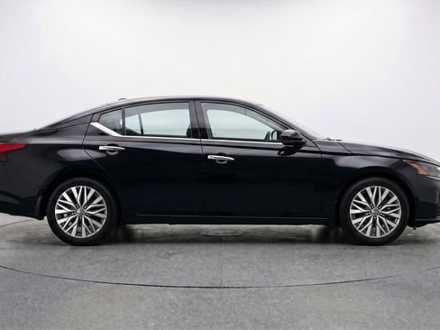 Used 2025 Nissan Altima 2.5 SV FWD image 11