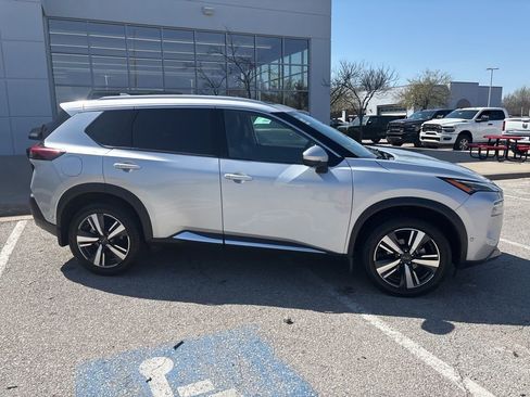 Used 2022 Nissan Rogue SL w/ SL Premium Package image 34