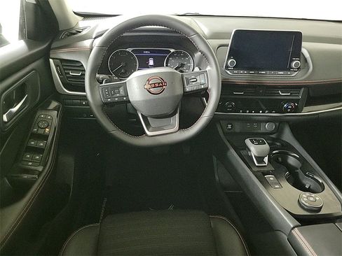 Used 2025 Nissan Rogue SV image 15