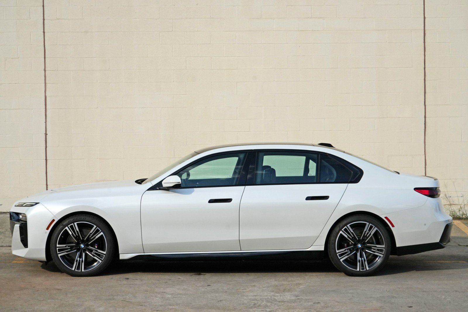 Used 2023 BMW 740i w/ Parking Assistance Package RWD image 60