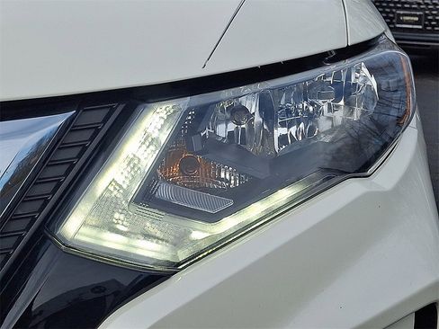 Used 2020 Nissan Rogue SV image 29