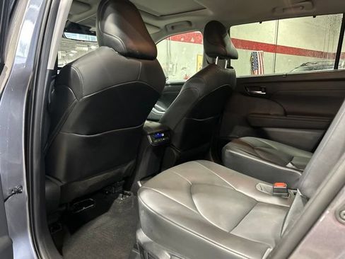 Used 2021 Toyota Highlander XLE AWD/4WD image 22