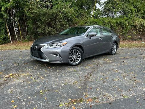 Used 2018 Lexus ES 350 w/ Navigation System Package image 3