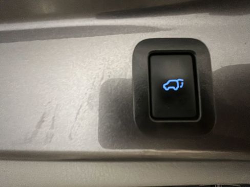 Used 2018 Toyota Highlander XLE w/ Carpet Mat Package (TMS) image 19