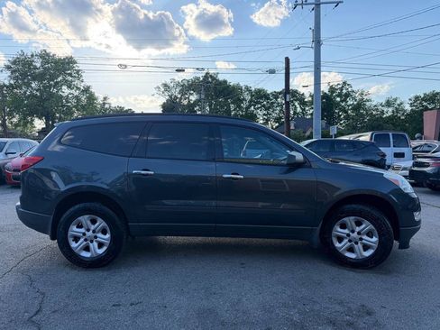 Used 2011 Chevrolet Traverse LS FWD image 7