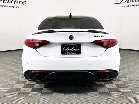 Used 2023 Alfa Romeo Giulia Veloce AWD/4WD image 5