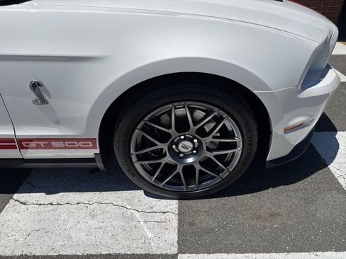 Used 2010 Ford Mustang Shelby GT500 RWD image 13