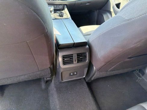 Used 2024 Nissan Rogue SV FWD image 17