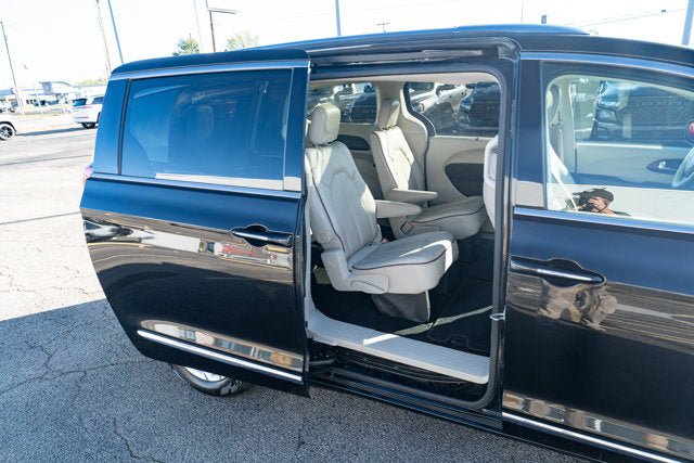 Used 2020 Chrysler Pacifica Limited FWD image 14