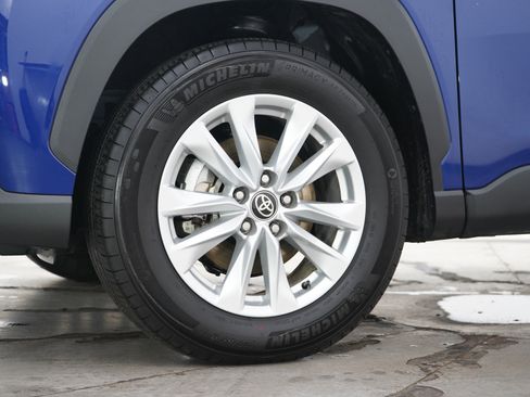 Used 2025 Toyota Corolla Cross LE image 26