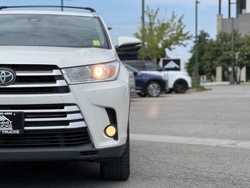 Used 2019 Toyota Highlander XLE AWD/4WD image 11