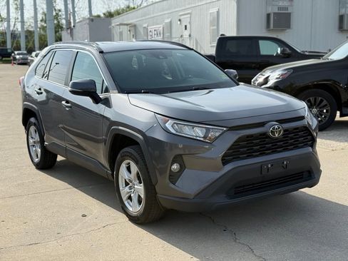 Used 2021 Toyota RAV4 XLE AWD/4WD image 4