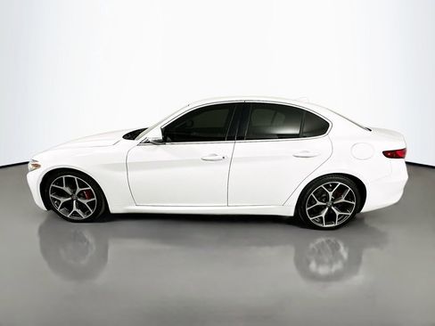 Used 2019 Alfa Romeo Giulia Base image 8