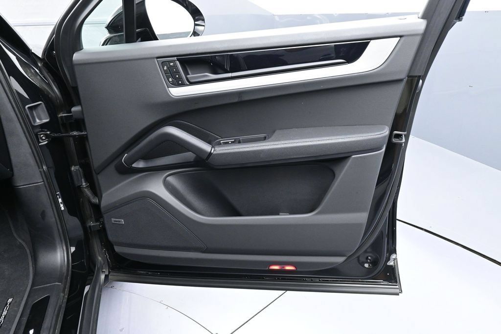 Certified 2025 Porsche Cayenne E-Hybrid Coupe AWD/4WD image 29
