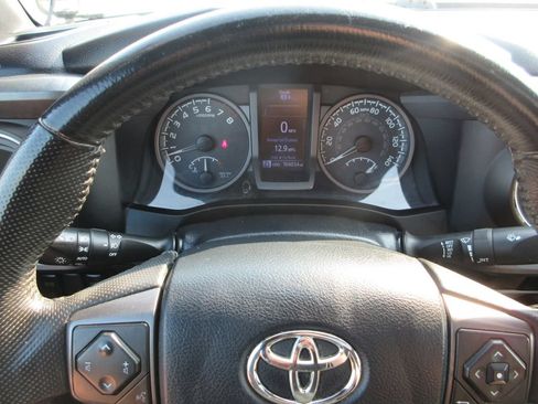 Used 2017 Toyota Tacoma TRD Sport AWD/4WD image 30