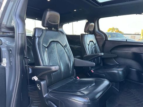 Used 2020 Chrysler Pacifica Touring-L w/ Advanced Safetytec Group image 30