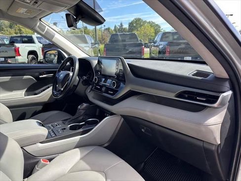 Certified 2021 Toyota Highlander XLE AWD/4WD image 24