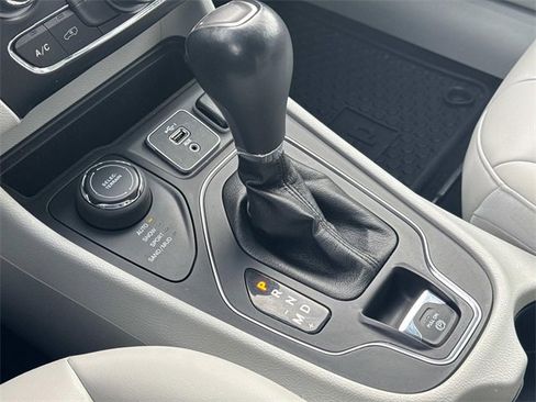 Used 2021 Jeep Cherokee Latitude Plus image 31