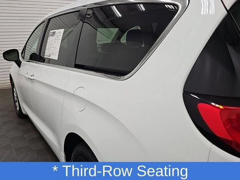 Used 2023 Chrysler Pacifica Touring-L FWD image 7