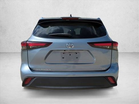 Used 2024 Toyota Highlander LE FWD image 5