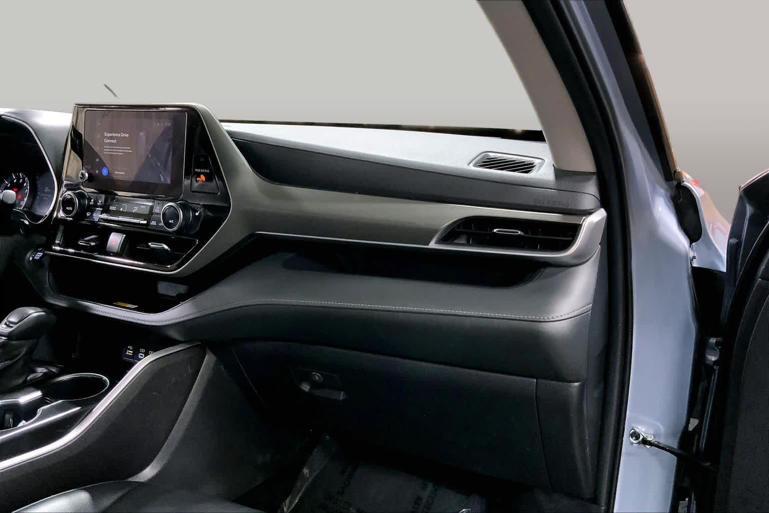 Used 2023 Toyota Highlander XLE AWD/4WD image 19