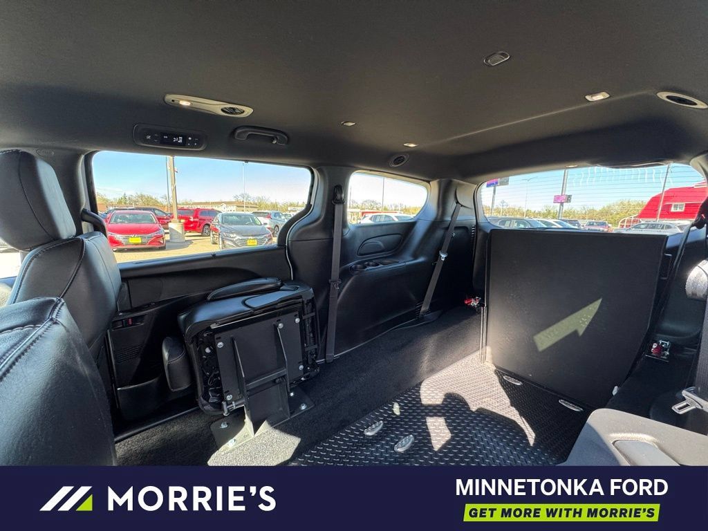 Used 2026 Chrysler Pacifica Select FWD image 37