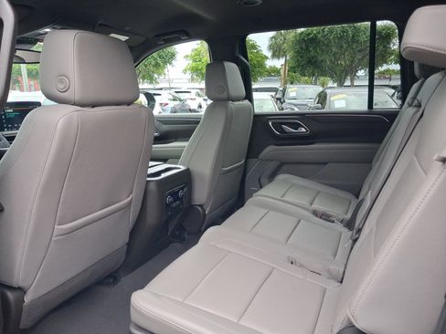 Used 2024 Chevrolet Suburban LT RWD image 7