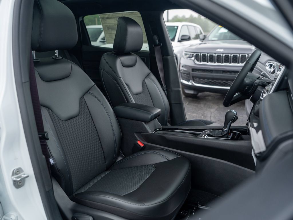 New 2026 Jeep Compass Latitude w/ Sun and Sound Group AWD/4WD image 23