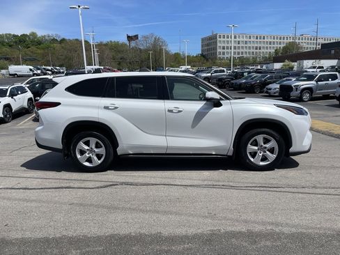 Used 2022 Toyota Highlander LE AWD/4WD image 7