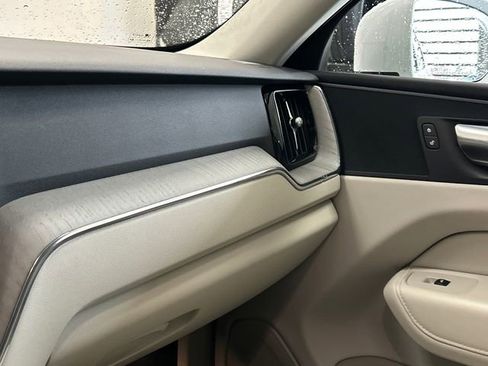 Certified 2023 Volvo XC60 B5 Plus w/ Climate Package image 18
