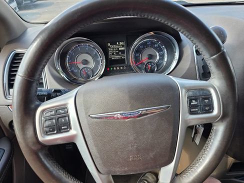 Used 2015 Chrysler Town & Country Touring FWD image 15