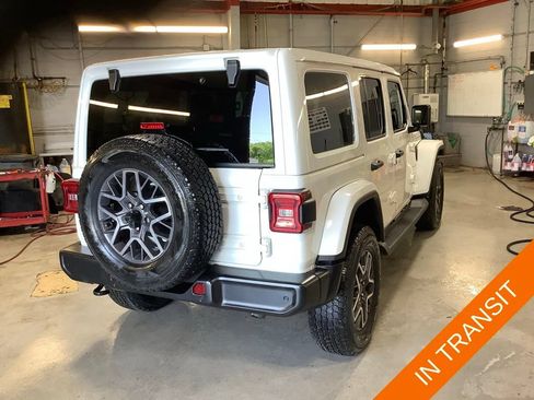 Used 2024 Jeep Wrangler Unlimited Sahara w/ Technology Group AWD/4WD image 5