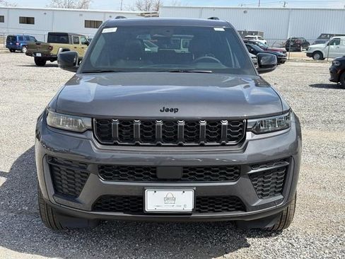 New 2026 Jeep Grand Cherokee Altitude image 11