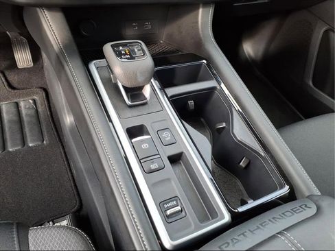 Used 2025 Nissan Pathfinder SV image 18