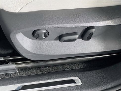 Used 2023 Volkswagen Tiguan SE R-Line image 12