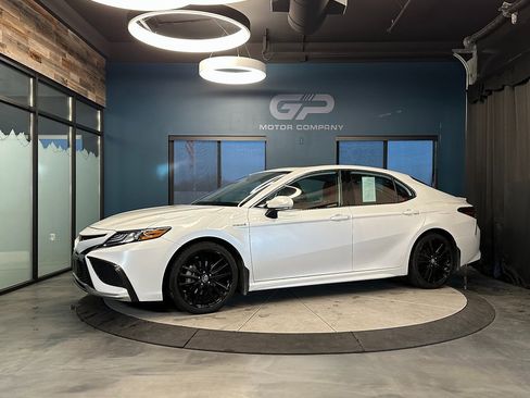 Used 2021 Toyota Camry XSE image 7