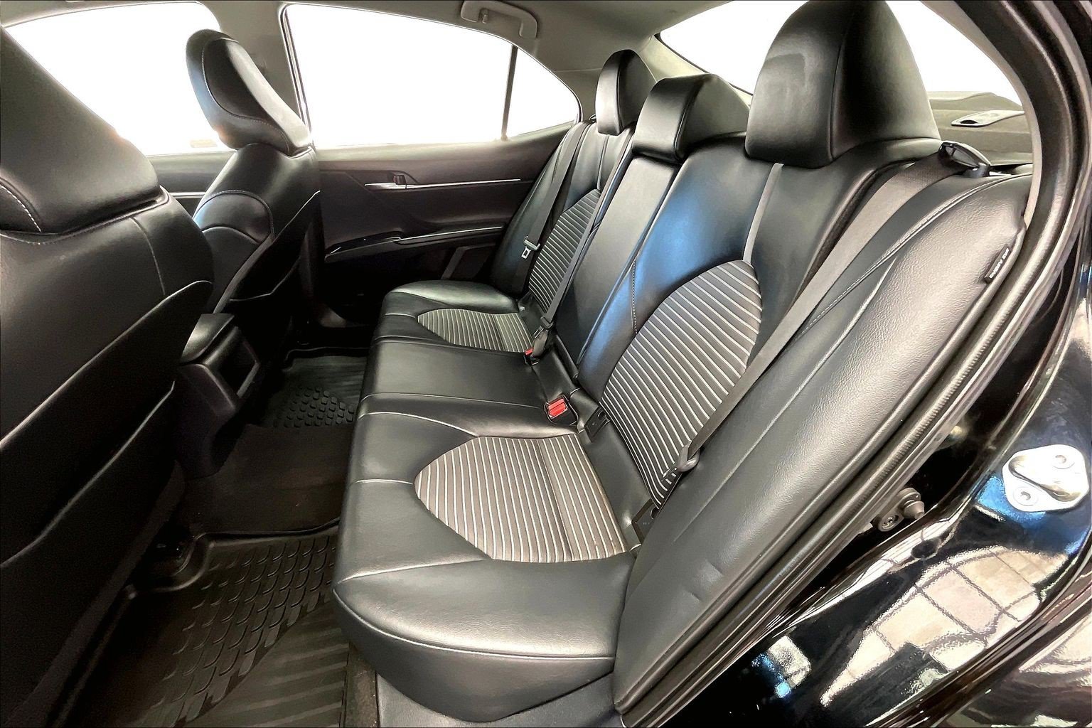 Used 2020 Toyota Camry SE FWD image 19