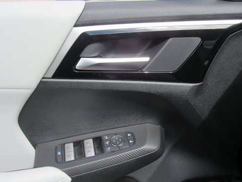 New 2025 Mitsubishi Outlander SE image 12